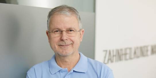 In Ihrem Umfeld gibt es jemanden, der oft von Schmerzen geplagt ist? Sprechen Sie CMD als mögliche Ursache an.