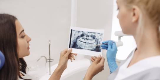 In Ihrem Umfeld gibt es jemanden, der oft von Schmerzen geplagt ist? Sprechen Sie CMD als mögliche Ursache an.