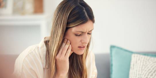 In Ihrem Umfeld gibt es jemanden, der oft von Schmerzen geplagt ist? Sprechen Sie CMD als mögliche Ursache an.