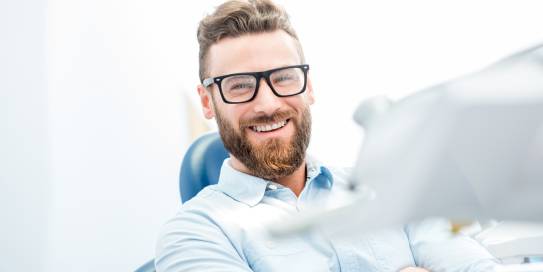 In Ihrem Umfeld gibt es jemanden, der oft von Schmerzen geplagt ist? Sprechen Sie CMD als mögliche Ursache an.