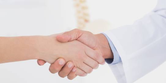 In Ihrem Umfeld gibt es jemanden, der oft von Schmerzen geplagt ist? Sprechen Sie CMD als mögliche Ursache an.