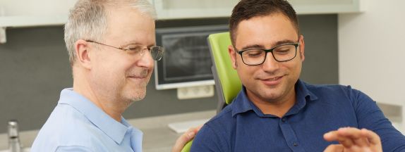 Dr. Peter und Patient mit Tablet