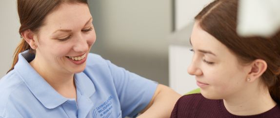 ZFA im Gespräch mit Patientin