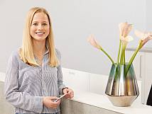 Junge Frau am Empfang