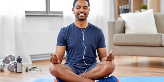 Der Einstieg in die Meditationspraxis fällt mit Apps oder Entspannungs-Playlists oft ganz leicht. 